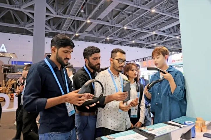 在人潮涌动的展会中，人们再次切身感受“丝路电商”给全球贸易格局带来的改变。来寻找商机的工厂老板、倾听需求改善产品的服务商、为中小企业发展探路的国际组织……人们在展会中相逢、碰撞，寻找各自的答案。-数字化转型网www.szhzxw.cn