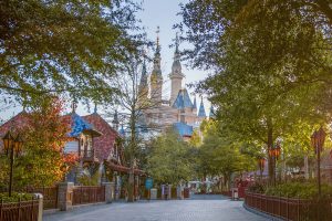 这个金秋在上海迪士尼度假区萌聚达菲月，玩转万圣季，畅游奇妙假期—数字化转型网www.szhzxw.cn