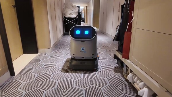 擎朗人形机器人入驻酒店打工，打造首个通用+专用机器人协作模式—数字化转型网www.szhzxw.cn