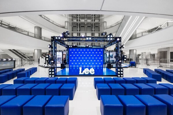 张凌赫空降Lee「丹宁出色片场」 ----点亮张力出色现场—数字化转型网www.szhzxw.cn