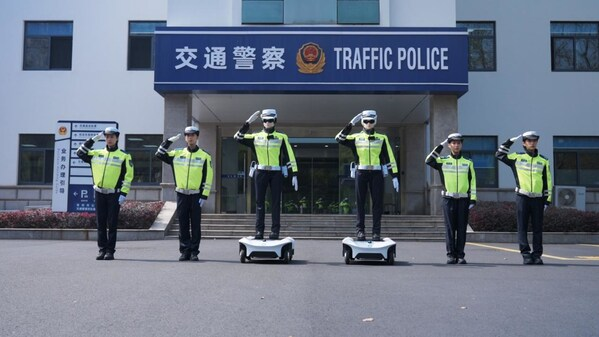 苏超开赛：墨甲交警机器人上岗常州，护航揭幕战——数智化转型网www.szhzxw.cn
