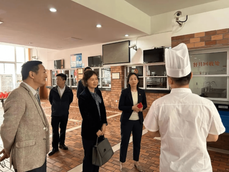 坚持问题导向、目标导向相统一，以解决问题的实际行动推动学校高质量发展