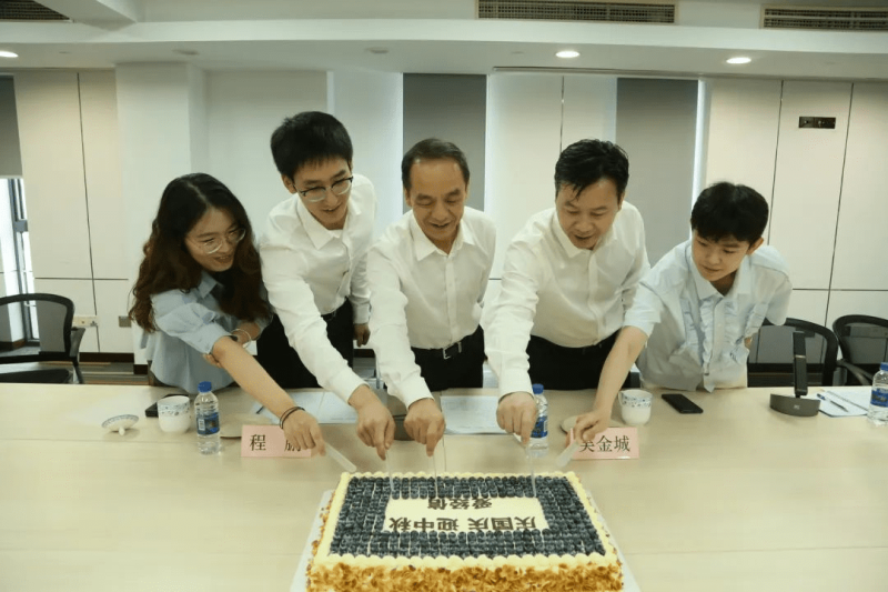 “迎中秋、庆国庆、爱经信”——市经济信息化两委领导亲切慰问青年选调生
