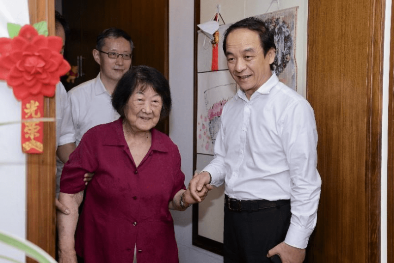 情暖经信 夏送清凉——市经济信息化工作党委、市经济信息化委党政领导走访慰问系统离退休干部