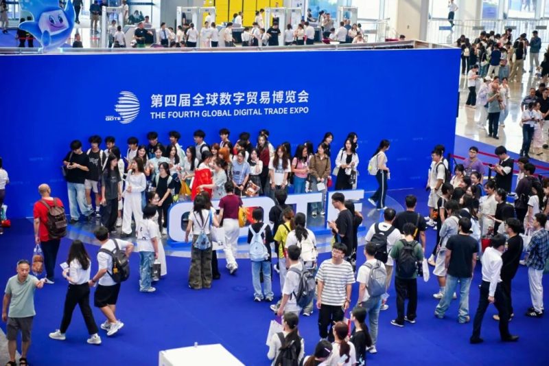 第四届全球数字贸易博览会动态|机器人们“卷起来了”！开展第四天，数贸会依然“人从众”—数字化转型网www.szhzxw.cn
