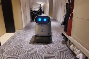 擎朗人形机器人入驻酒店打工，打造首个通用+专用机器人协作模式—数字化转型网www.szhzxw.cn