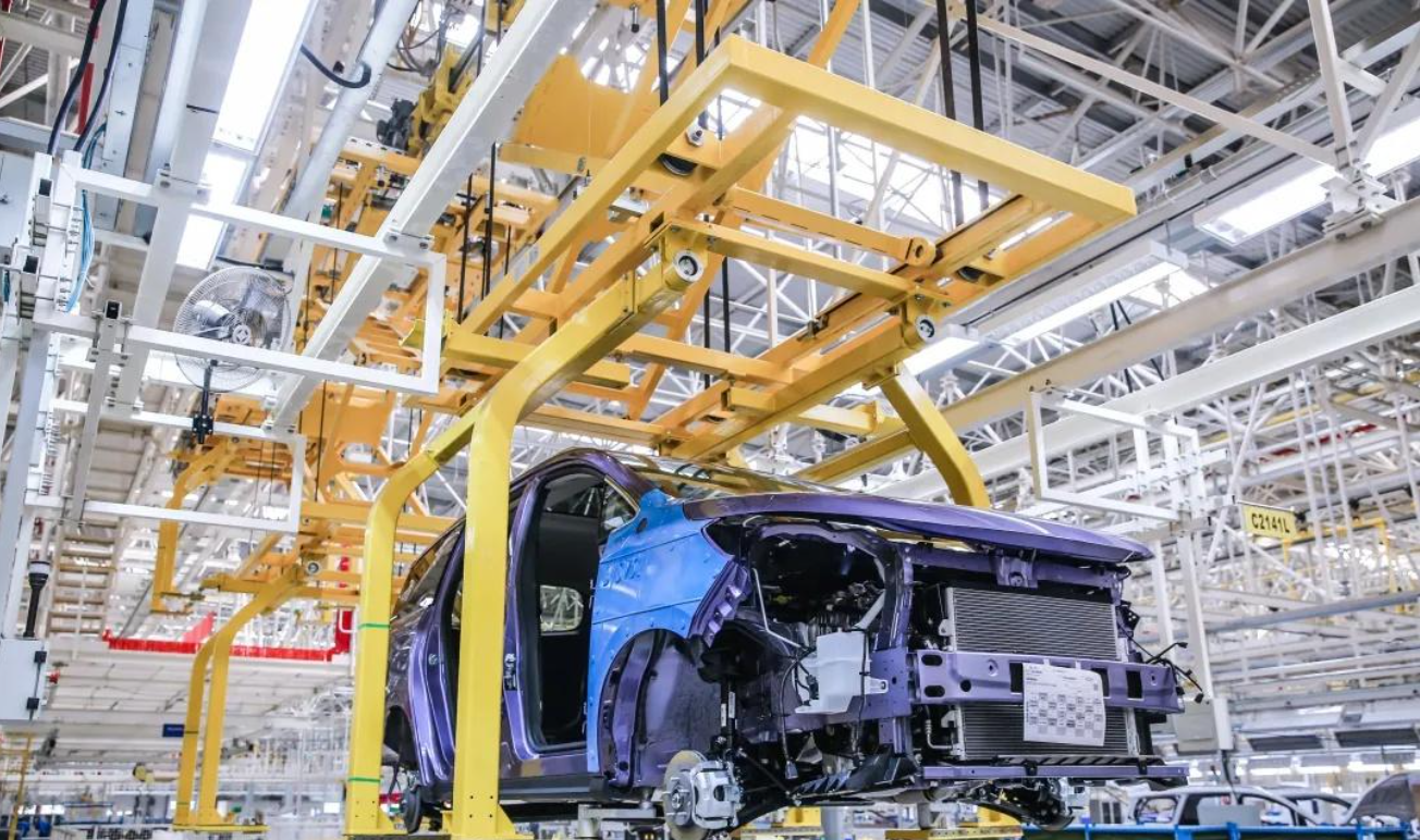 灯塔工厂案例集|上汽大通南京工厂：汽车行业C2B数字化转型标杆的智造之路——数智化转型网www.szhzxw.cn