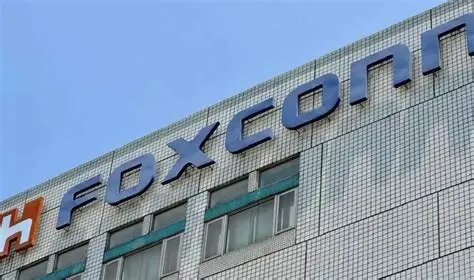 灯塔工厂案例集|富士康深圳工厂："黑灯工厂"引领全球电子制造智能升级——数智化转型网www.szhzxw.cn