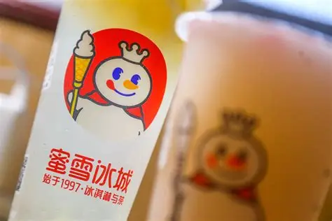 人工智能案例｜蜜雪冰城：AI 选址 + 智能叫货 + 全球加盟的现制茶饮 AI 化标杆——数智化转型网www.szhzxw.cn